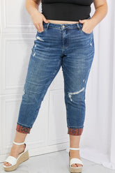 Judy Blue – Gina – Boyfriendjeans in voller Größe mit mittelhohem Bund und Paisley-Patch am Bündchen